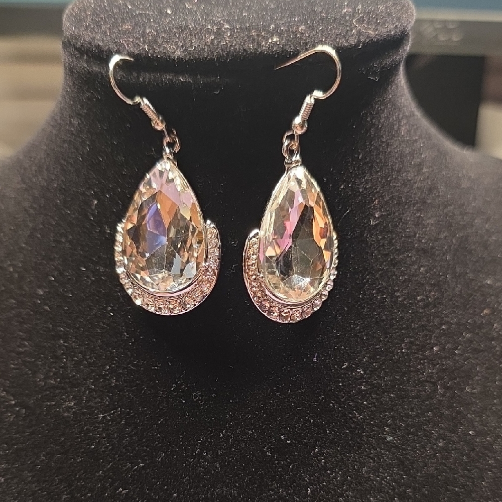 BUNDLE ANY 2, PAY ONE PRICE. Elegant Silver Teardrop Earrings